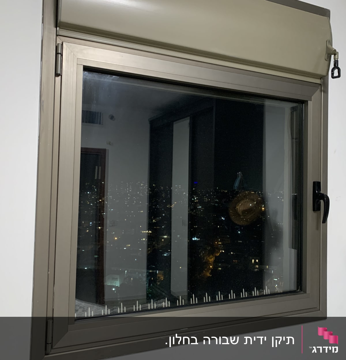 חלון עם תריס גלילה סגור חלקית